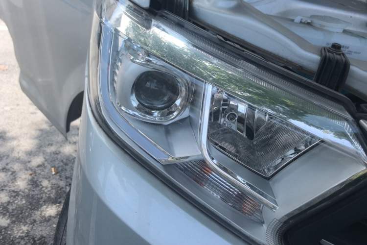 Used CHANGAN KUAYUE Xing V3 2023 1.5L Gasoline Standard Edition 5-Seater Minivan Right Front Headlight