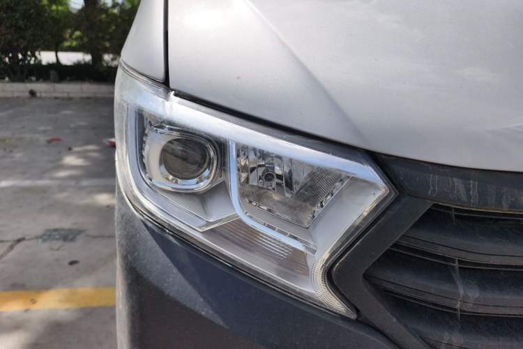 Used CHANGAN KUAYUE Xing V3 2023 1.3L Gasoline Standard Model 5-Seater Passenger Vehicle Right Front Headlight