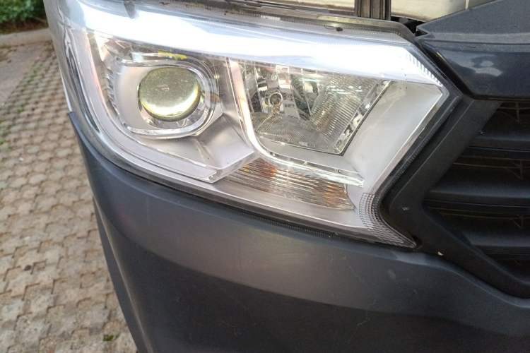 Used CHANGAN KUAYUE Xing V3 2023 1.5L Gasoline Standard Model 6-Seater Passenger Vehicle Right Front Headlight