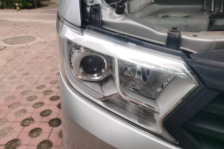 Used CHANGAN KUAYUE Xing V3 2023 1.5L Gasoline Comfort Edition 5-Seat Passenger Vehicle Right Front Headlight