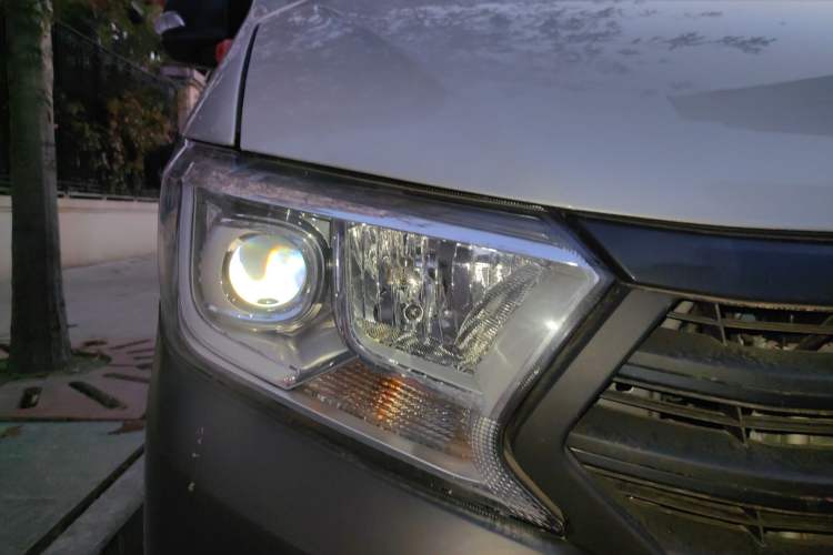 Used CHANGAN KUAYUE Xing V3 2023 1.3L Gasoline Standard Model 6-Seater Passenger Vehicle Right Front Headlight