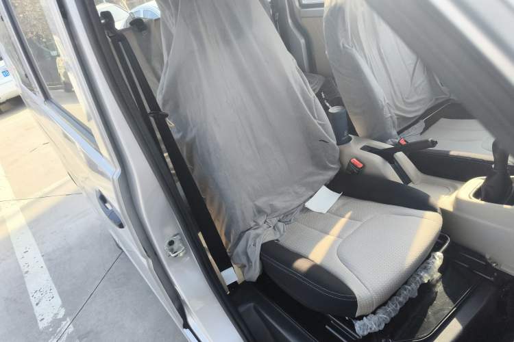 Used CHANGAN KUAYUE Xing V3 2023 1.5L Gasoline Comfort Edition 5-Seat Passenger Vehicle Right Front Seat