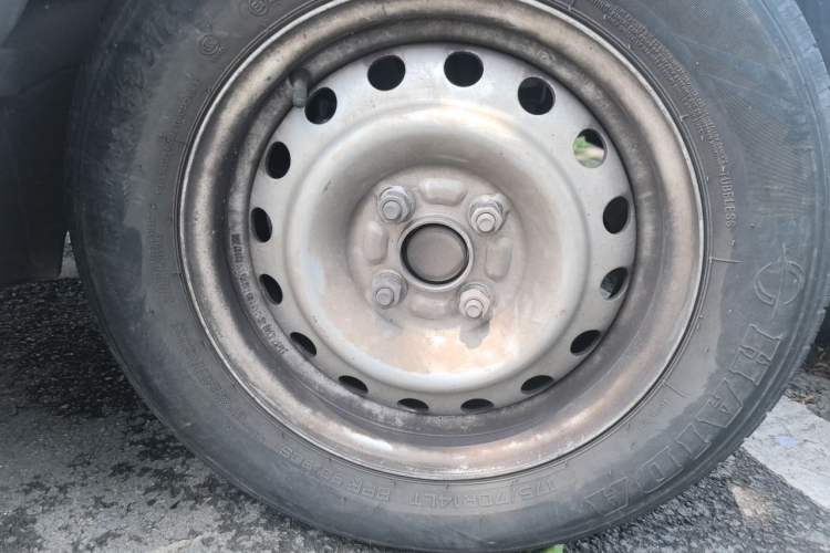 Used CHANGAN KUAYUE Xing V3 2023 1.5L Gasoline Standard Edition 5-Seater Minivan Right Front Wheel Hub