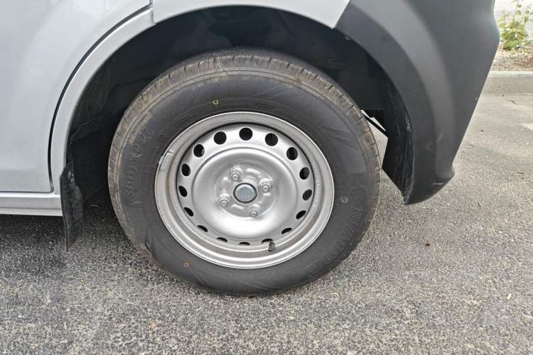 Used CHANGAN KUAYUE Xing V3 2023 1.3L Gasoline Standard Model 6-Seater Passenger Vehicle Right Front Wheel Hub