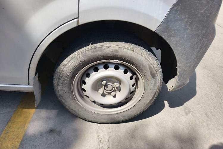 Used CHANGAN KUAYUE Xing V3 2023 1.3L Gasoline Standard Model 5-Seater Passenger Vehicle Right Front Wheel Hub