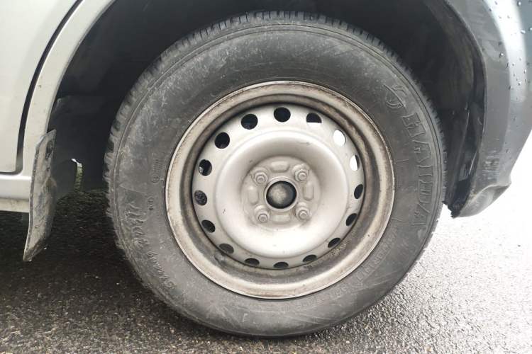 Used CHANGAN KUAYUE Xing V3 2023 1.3L Gasoline Comfort Model 2-Seater Van Right Front Wheel Hub