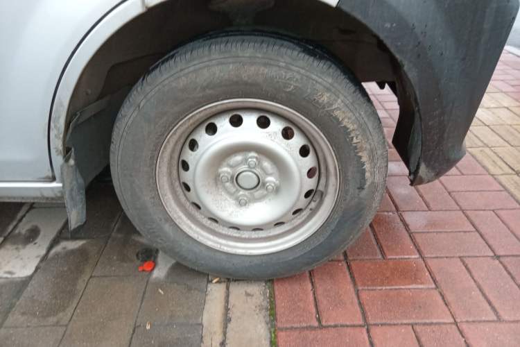 Used CHANGAN KUAYUE Xing V3 2023 1.3L Gasoline Standard Model 6-Seater Passenger Vehicle Right Front Wheel Hub