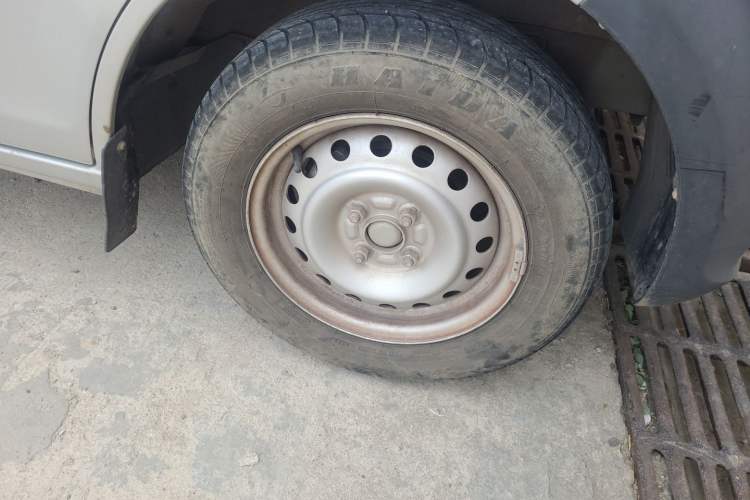 Used CHANGAN KUAYUE Xing V3 2023 1.5L Gasoline Standard Edition 2-Seat Van Right Front Wheel Hub
