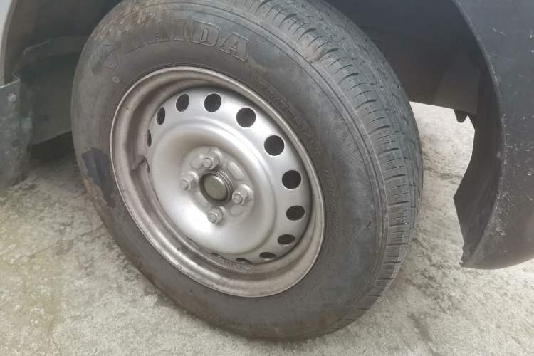 Used CHANGAN KUAYUE Xing V3 2023 1.3L Gasoline Standard Model 5-Seater Passenger Vehicle Right Front Wheel Hub