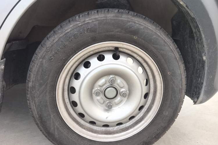 Used CHANGAN KUAYUE Xing V3 2023 1.5L Gasoline Standard Edition 2-Seat Van Right Front Wheel Hub