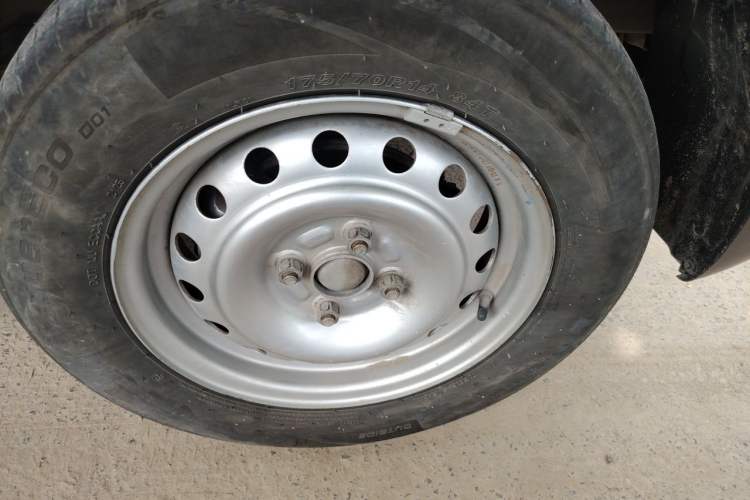 Used CHANGAN KUAYUE Xing V3 2023 1.5L Gasoline Standard Edition 2-Seat Van Right Front Wheel Hub