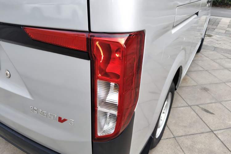Used CHANGAN KUAYUE Xing V3 2023 1.3L Gasoline Standard Model 6-Seater Passenger Vehicle Right Rear Taillight