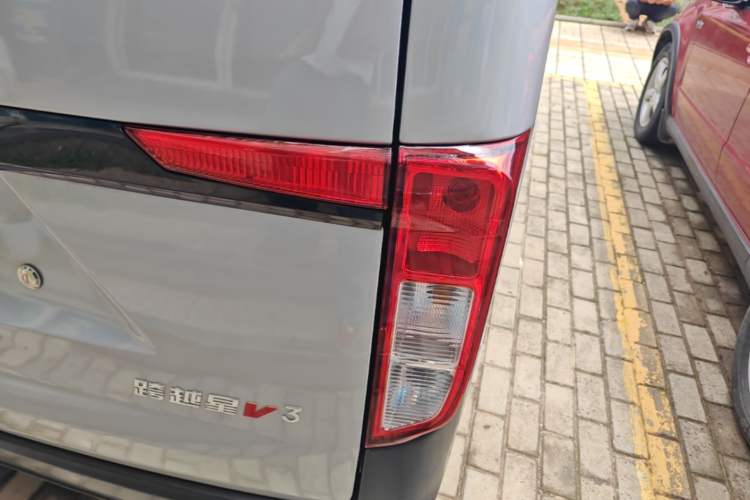Used CHANGAN KUAYUE Xing V3 2023 1.5L Gasoline Comfort Model 7-Seater Passenger Vehicle Right Rear Taillight