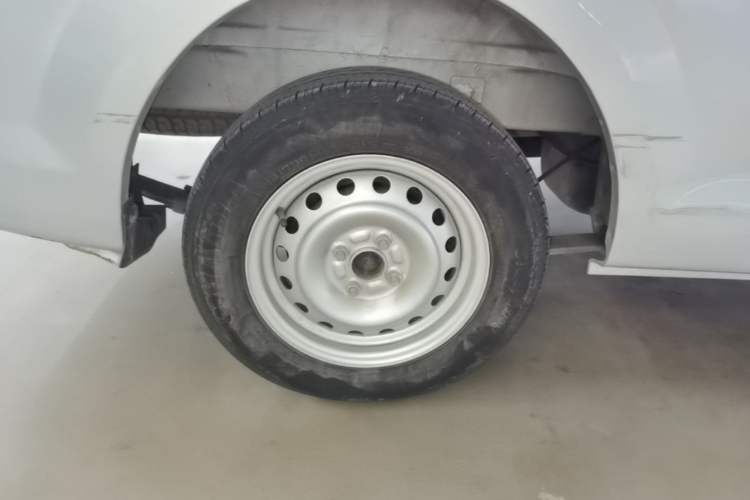 Used CHANGAN KUAYUE Xing V3 2023 1.3L Gasoline Standard Model 7-Seater Passenger Vehicle Right Rear Wheel Hub