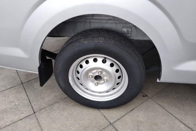 Used CHANGAN KUAYUE Xing V3 2023 1.3L Gasoline Standard Model 6-Seater Passenger Vehicle Right Rear Wheel Hub