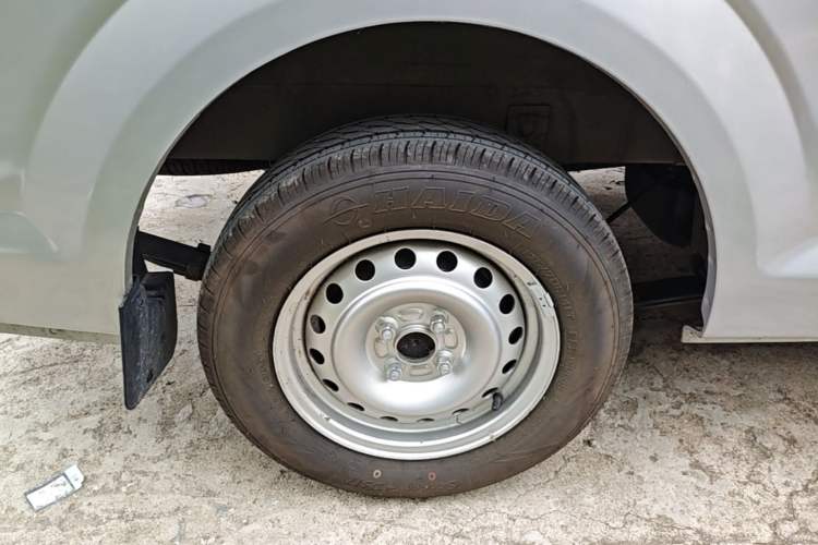 Used CHANGAN KUAYUE Xing V3 2023 1.3L Gasoline Comfort Model 2-Seater Van Right Rear Wheel Hub