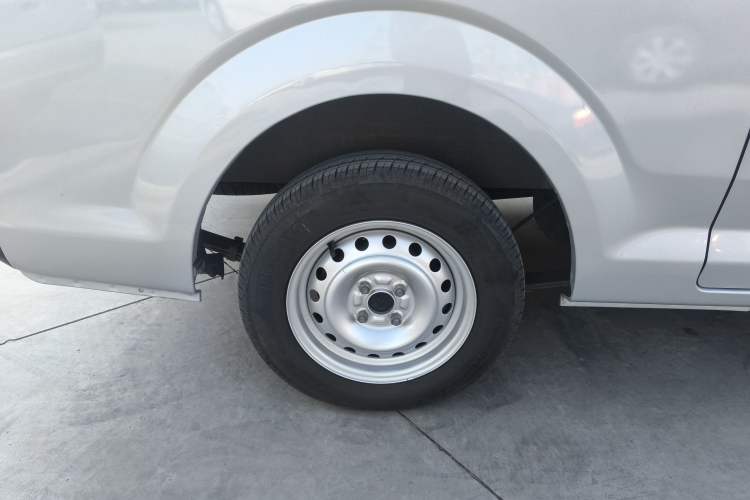 Used CHANGAN KUAYUE Xing V3 2023 1.5L Gasoline Comfort Edition 5-Seat Passenger Vehicle Right Rear Wheel Hub