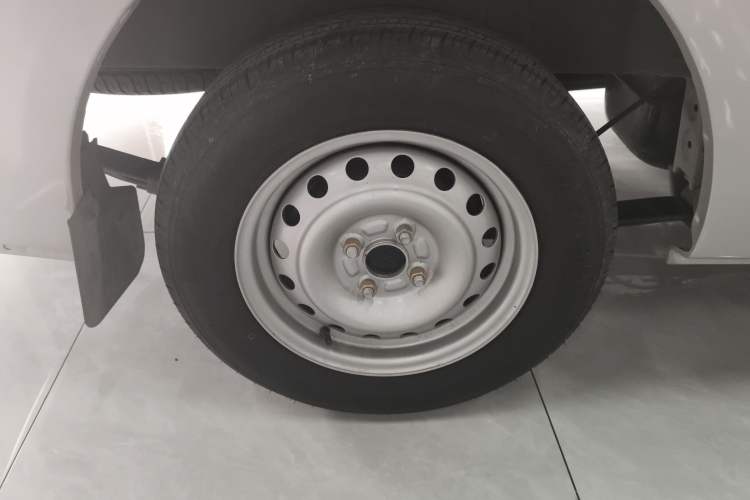 Used CHANGAN KUAYUE Xing V3 2023 1.3L Gasoline Standard Model 7-Seater Passenger Vehicle Right Rear Wheel Hub