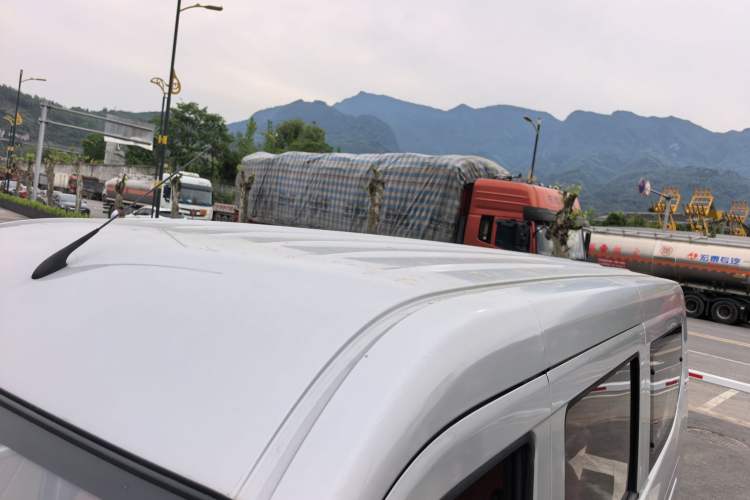 Used CHANGAN KUAYUE Xing V3 2023 1.5L Gasoline Standard Model 7-Seater Passenger Vehicle Roof
