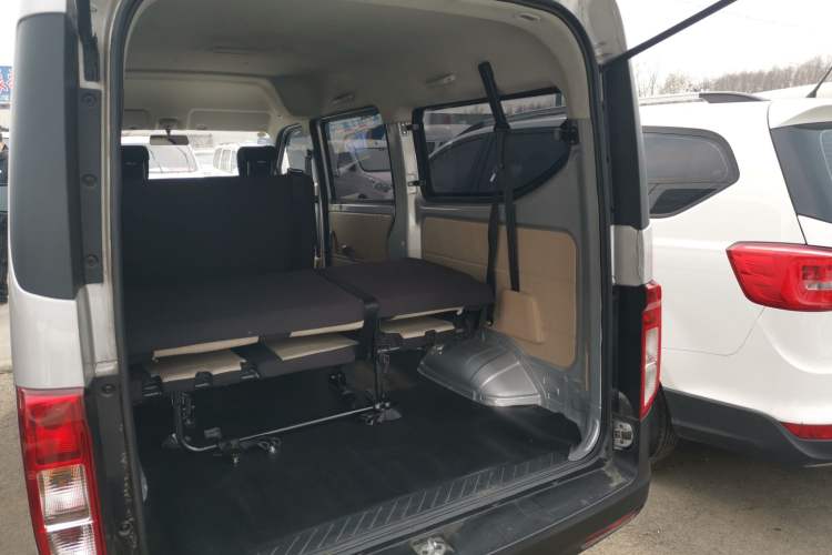 Used CHANGAN KUAYUE Xing V3 2023 1.5L Gasoline Comfort Model 7-Seater Passenger Vehicle Trunk