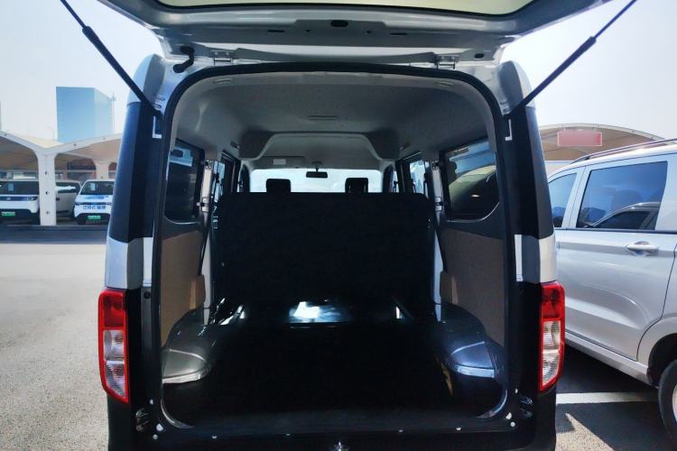 Used CHANGAN KUAYUE Xing V3 2023 1.5L Gasoline Comfort Edition 5-Seat Passenger Vehicle Trunk