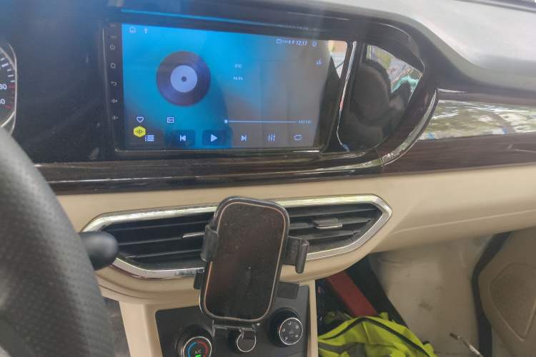 Used CHANGAN KUAYUE Xing V3 2023 1.5L Gasoline Comfort-Grade 5-Seater Van Audio And AC Panel