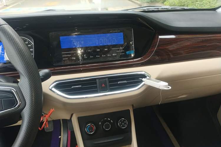 Used CHANGAN KUAYUE Xing V3 2023 1.5L Gasoline Comfort-Grade 7-Seater Passenger Vehicle Audio And AC Panel