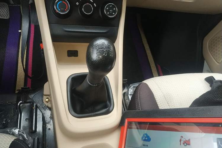 Used CHANGAN KUAYUE Xing V3 2023 1.5L Gasoline Comfort-Grade 7-Seater Passenger Vehicle Gear Lever