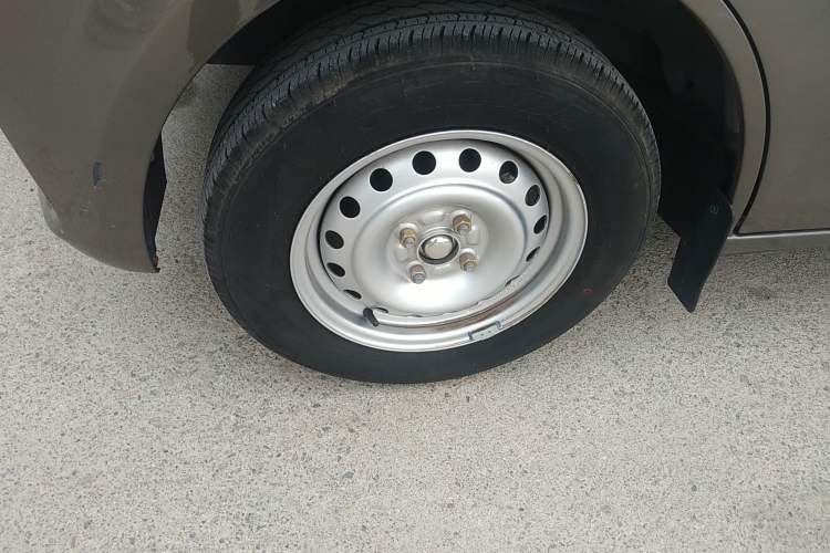 Used CHANGAN KUAYUE Xing V3 2023 1.5L Gasoline Comfort-Grade 7-Seater Passenger Vehicle Left Front Wheel Hub