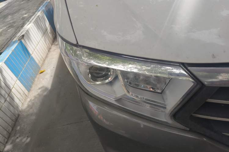Used CHANGAN KUAYUE Xing V3 2023 1.5L Gasoline Comfort-Grade 5-Seater Van Right Front Headlight