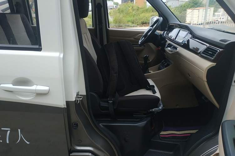 Used CHANGAN KUAYUE Xing V3 2023 1.5L Gasoline Comfort-Grade 7-Seater Passenger Vehicle Right Front Seat