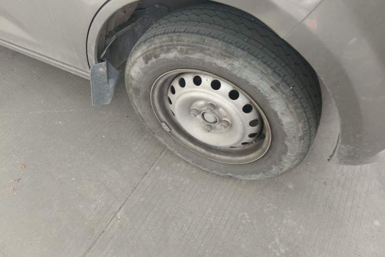 Used CHANGAN KUAYUE Xing V3 2023 1.5L Gasoline Comfort-Grade 5-Seater Van Right Front Wheel Hub