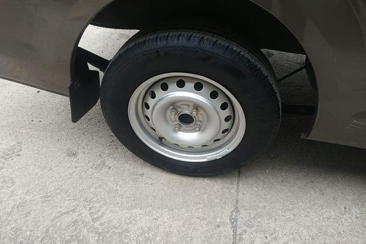 Used CHANGAN KUAYUE Xing V3 2023 1.5L Gasoline Comfort-Grade 7-Seater Passenger Vehicle Right Rear Wheel Hub