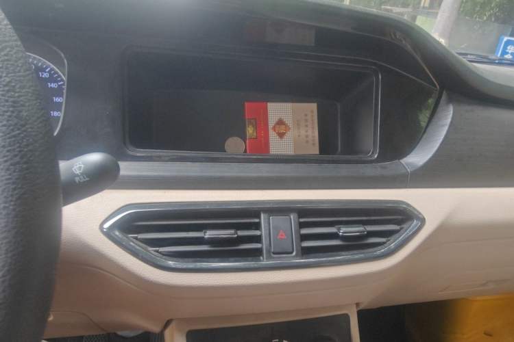 Used CHANGAN KUAYUE Xing V3 2023 1.3L Gasoline Standard Model 6-Seater Passenger Vehicle Audio And AC Panel