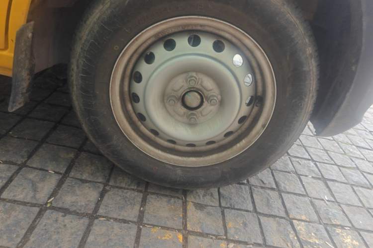 Used CHANGAN KUAYUE Xing V3 2023 1.3L Gasoline Standard Model 6-Seater Passenger Vehicle Right Front Wheel Hub