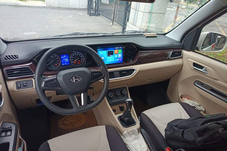 Used CHANGAN KUAYUE Xing V5 2022 1.5L Comfort-Grade 5-7 Seater Passenger Vehicle JL473QH Center Console