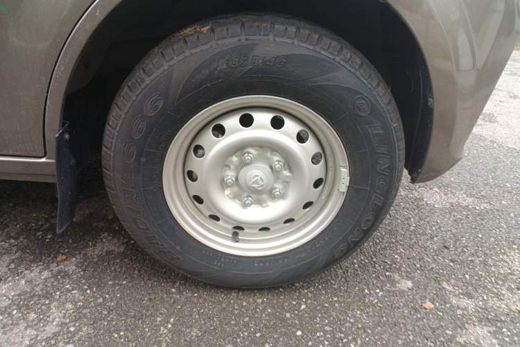Used CHANGAN KUAYUE Xing V5 2022 1.5L Comfort-Grade 5-7 Seater Passenger Vehicle JL473QH Right Front Wheel Hub