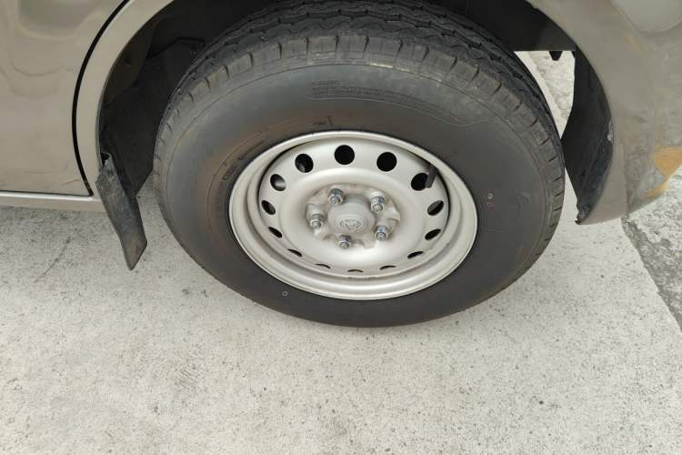 Used CHANGAN KUAYUE Xing V5 2022 1.5L Comfort-Grade 5-7 Seater Passenger Vehicle JL473QH Right Front Wheel Hub