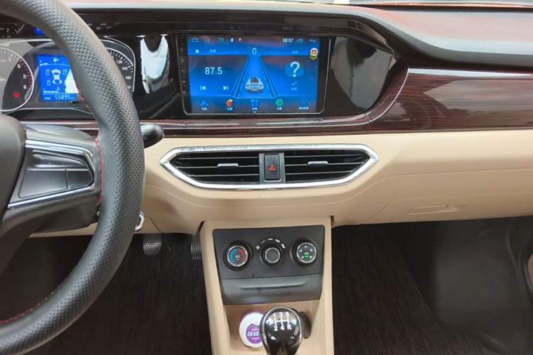 Used CHANGAN KUAYUE Xing V5 2022 1.5L Comfort-Grade 5-7 Seater Passenger Vehicle JL473QH Audio And AC Panel