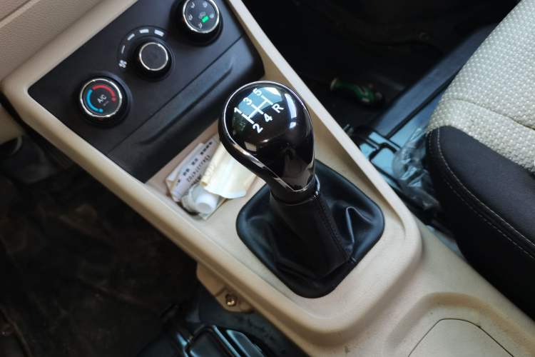 Used CHANGAN KUAYUE Xing V5 2022 1.5L Enjoyment Model 5-7 Seater Passenger Vehicle JL473QH Gear Lever