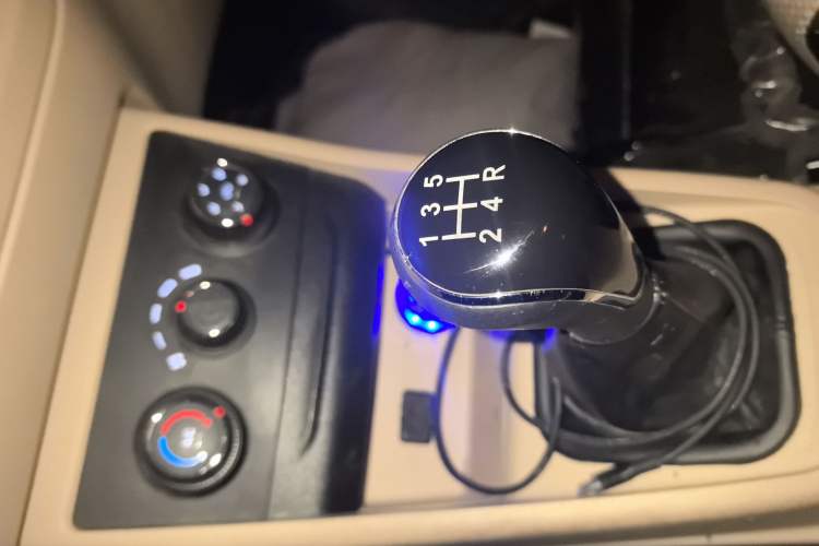 Used CHANGAN KUAYUE Xing V5 2022 1.5L Enjoyment Model 5-7 Seater Passenger Vehicle JL473QH Gear Lever
