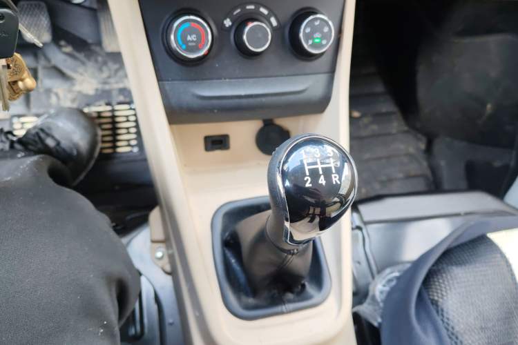 Used CHANGAN KUAYUE Xing V5 2022 1.5L Comfort-Grade 5-7 Seater Passenger Vehicle JL473QH Gear Lever