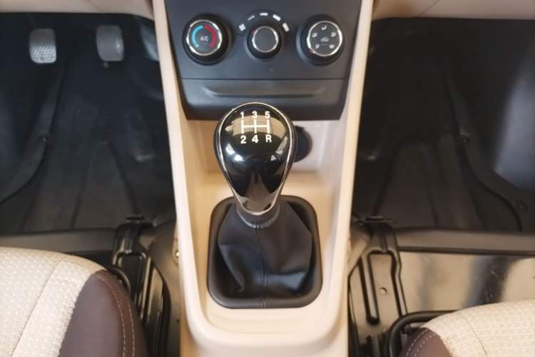 Used CHANGAN KUAYUE Xing V5 2022 1.5L Comfort-Grade 5-7 Seater Passenger Vehicle JL473QH Gear Lever