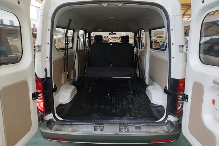 Used CHANGAN KUAYUE Xing V5 2022 1.5L Comfort-Grade 5-7 Seater Passenger Vehicle JL473QH Trunk