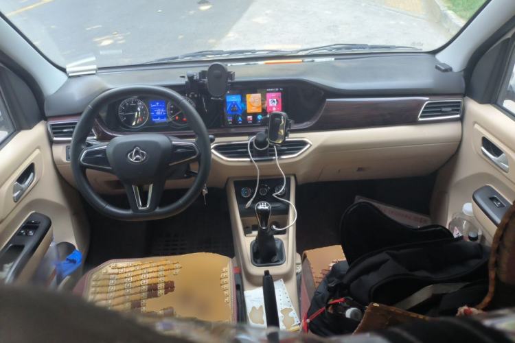 Used CHANGAN KUAYUE Xing V5 2026 Model 1.6L Comfortable 6-Seater Passenger Vehicle Center Console