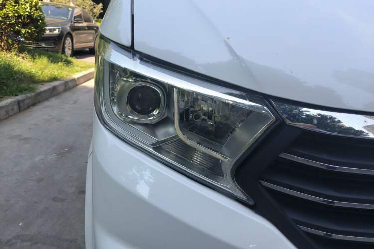 Used CHANGAN KUAYUE Xing V5 2026 Model 1.6L Comfortable 6-Seater Passenger Vehicle Right Front Headlight