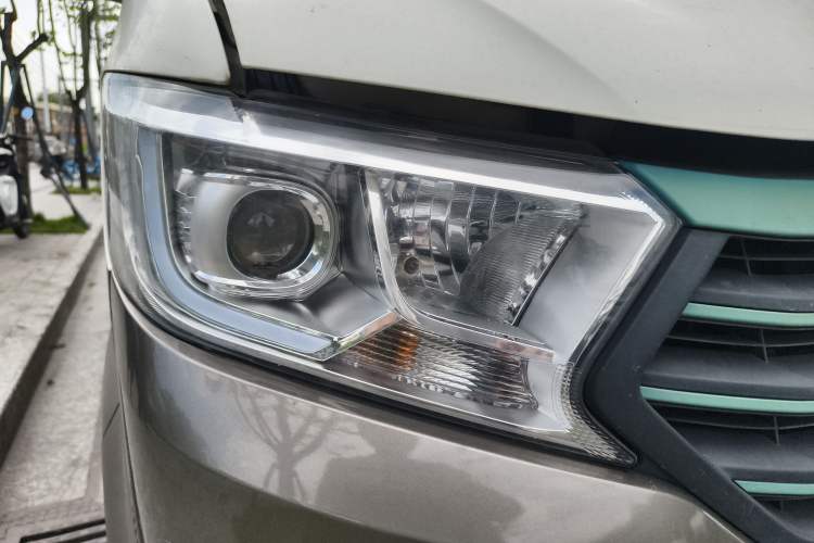 Used CHANGAN KUAYUE Xing V5 EV 2021 Luxury 6-Seater Passenger Bus with Lingdian System Right Front Headlight