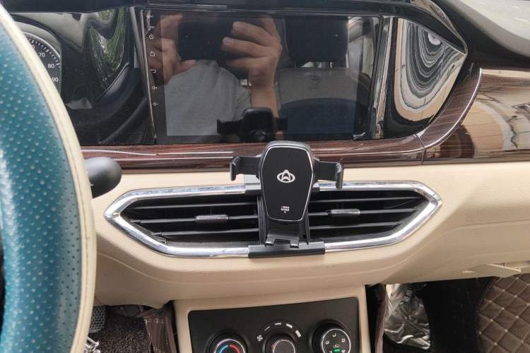 Used CHANGAN KUAYUE Xing V5 EV 2021 Luxury 6-Seater Passenger Bus with Lingdian System Audio And AC Panel