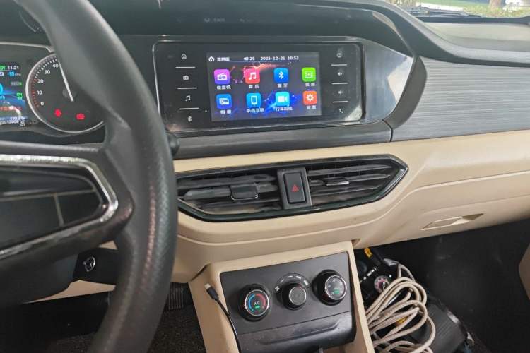 Used CHANGAN KUAYUE Xing V5 EV 2021 Luxury 6-Seater Passenger Bus with Lingdian System Audio And AC Panel