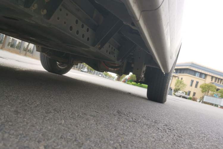 Used CHANGAN KUAYUE Xing V5 EV 2021 Luxury 7-Seater Passenger Van with Lingdian System Chassis Front Left